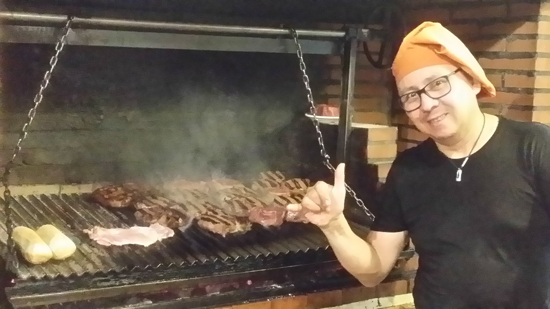Parrilla y ambiente de Restaurante Poncho's en Fuengirola
