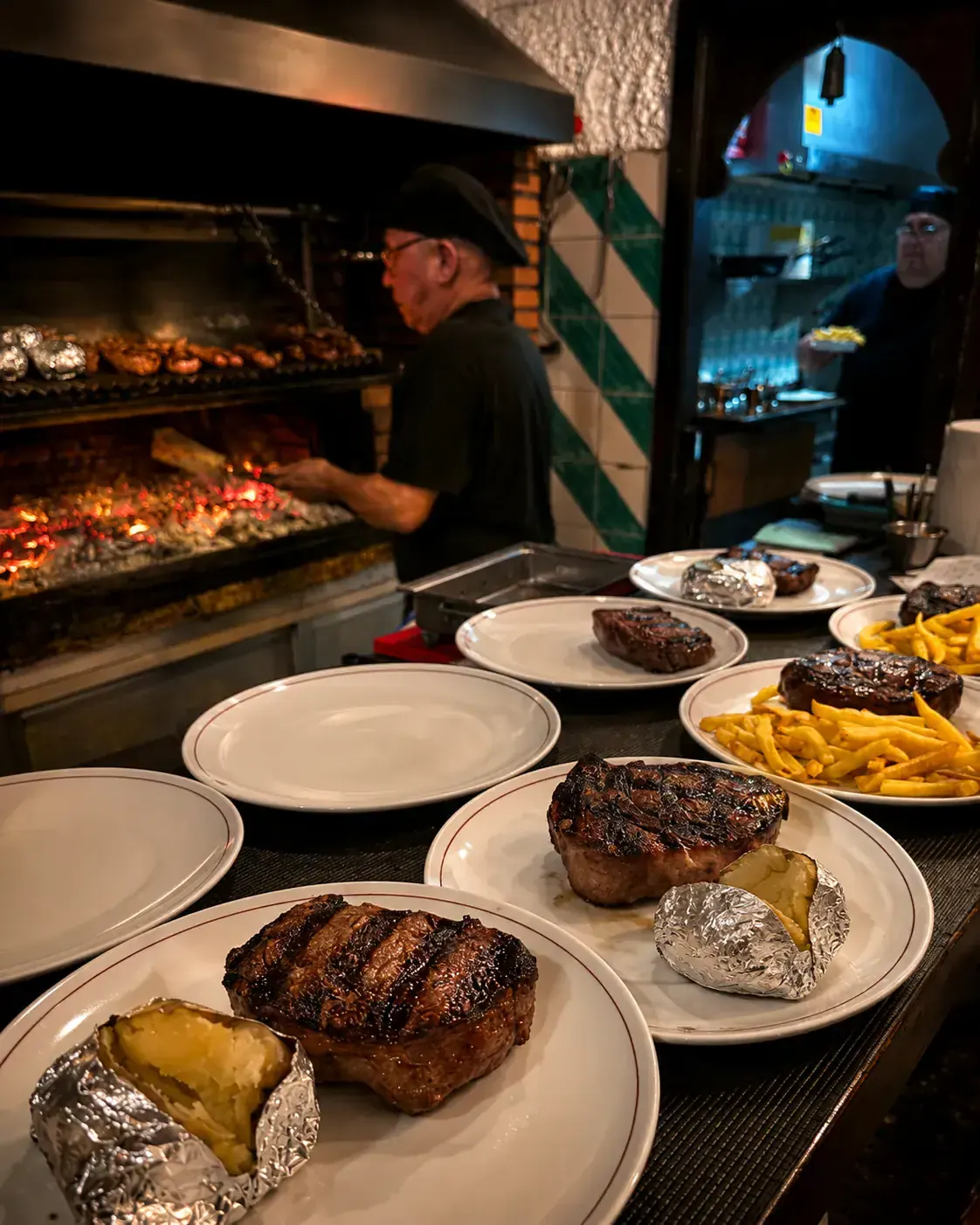 Platos de carne a la parrilla con guarnición en Restaurante Poncho's, Fuengirola