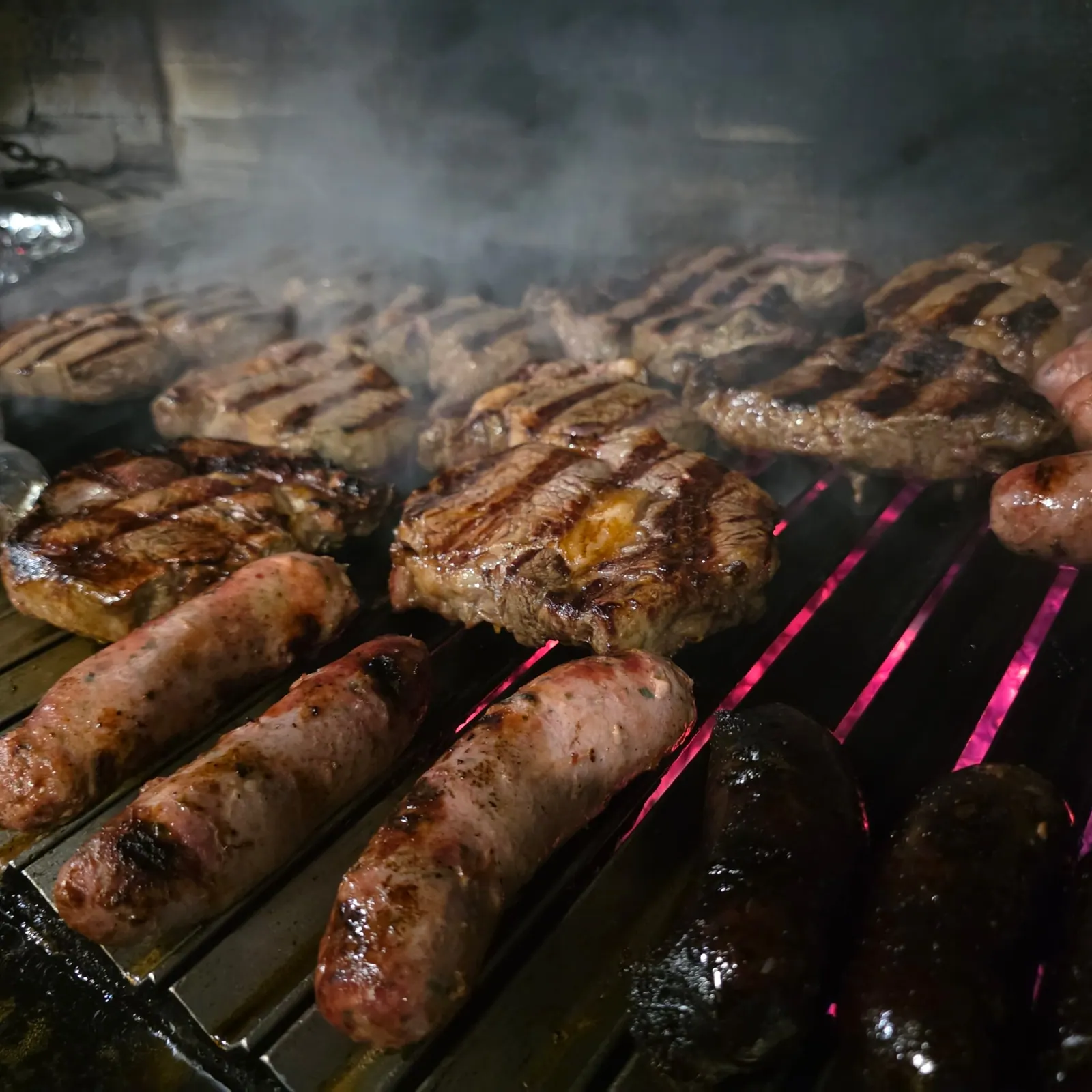 Plato de asado argentino en el restaurante Poncho's Fuengirola con vinos acompañantes