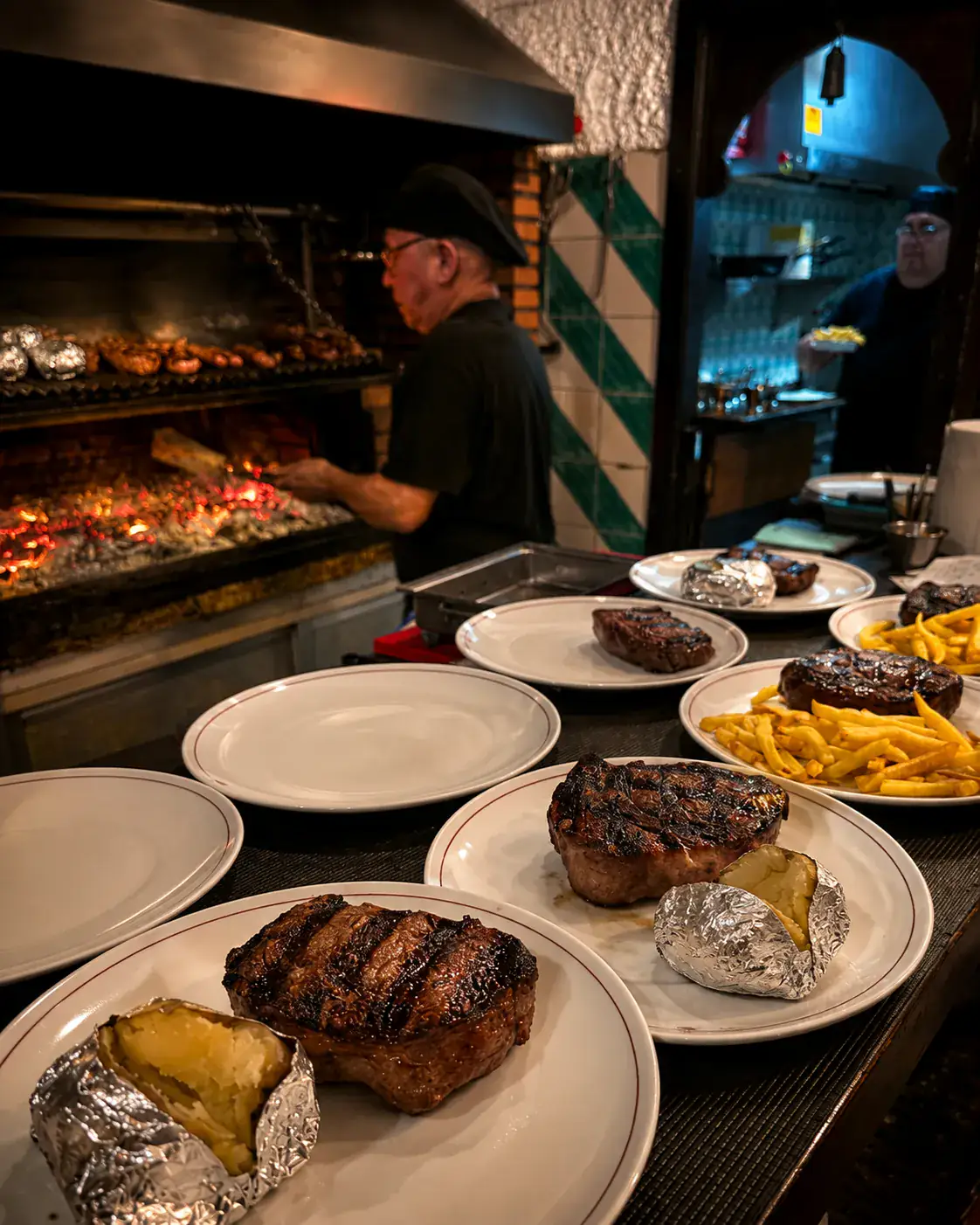 Vino tinto servido junto a carne a la parrilla