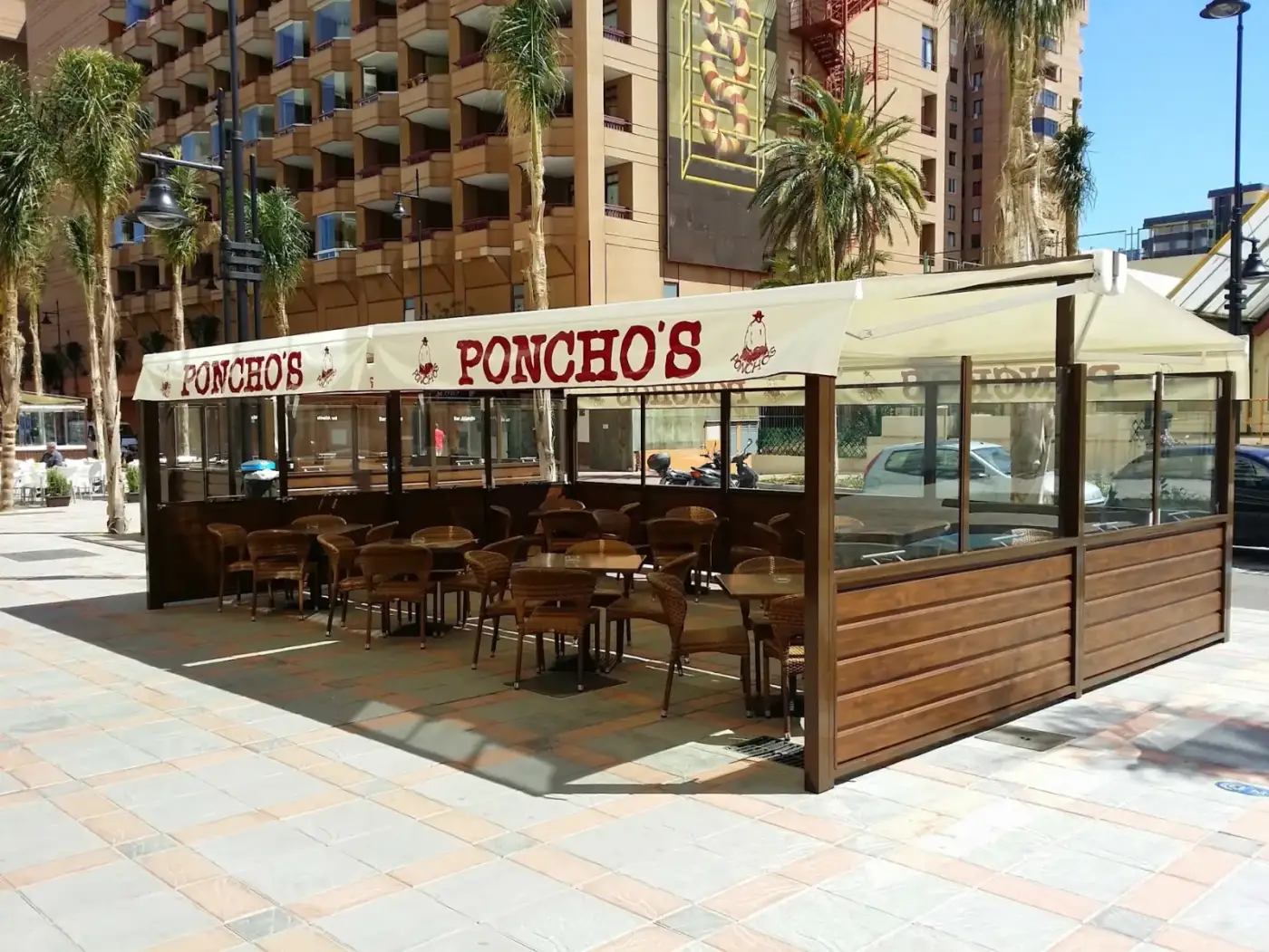 Exterior y terraza de Restaurante Poncho's en Fuengirola